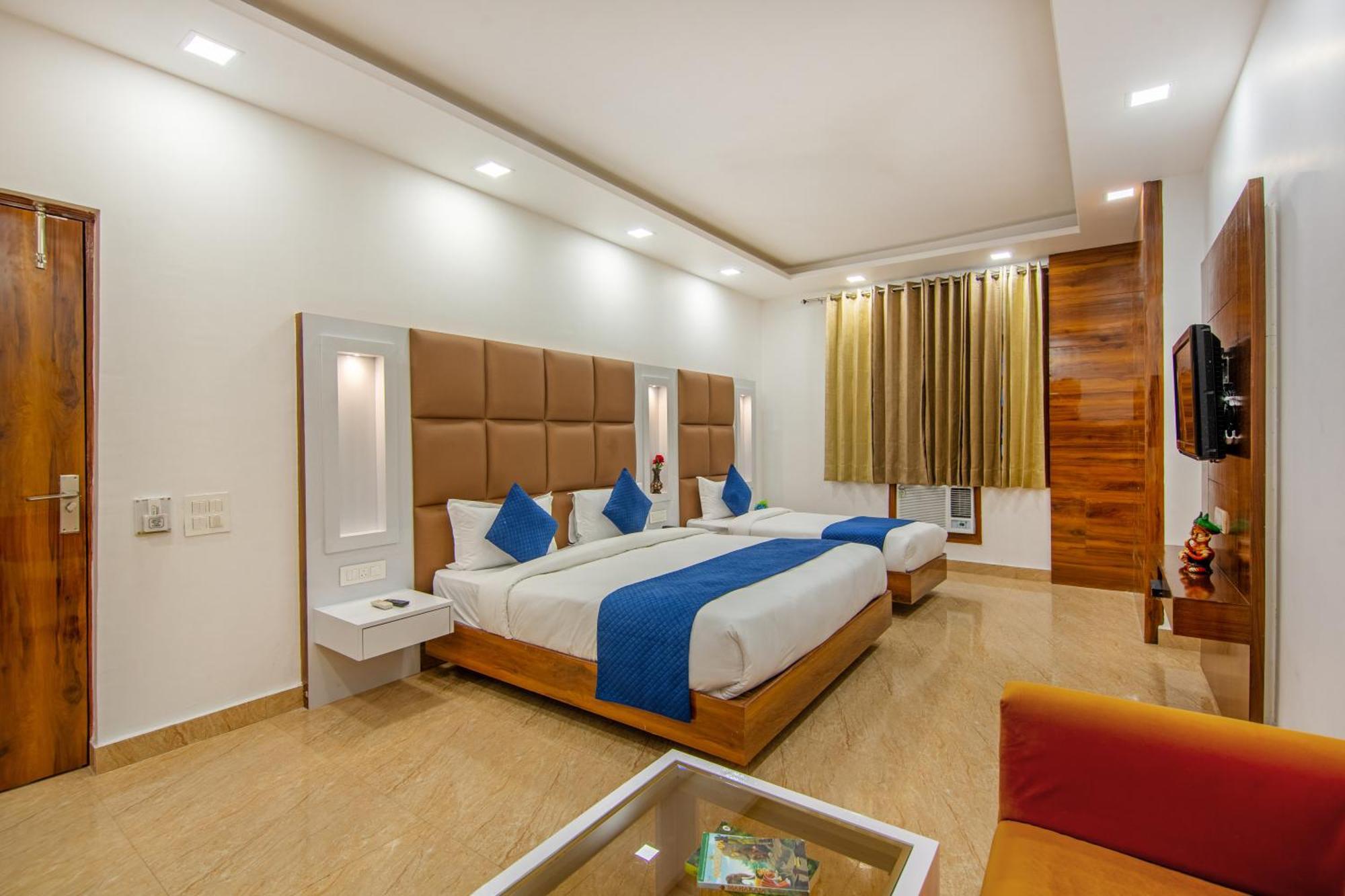 Rahul Palace By Golden Tree Near Metro Station And Ajmal Khan Market New Delhi Exterior photo