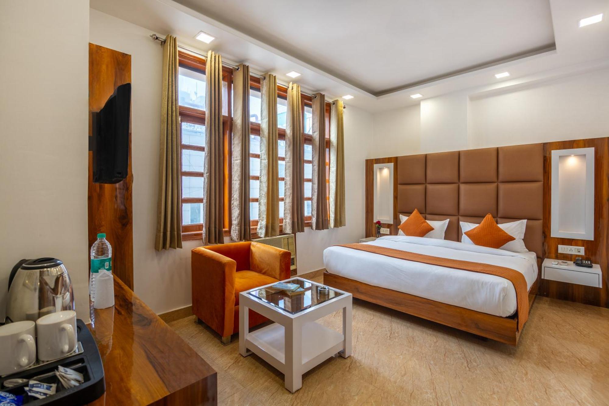 Rahul Palace By Golden Tree Near Metro Station And Ajmal Khan Market New Delhi Exterior photo