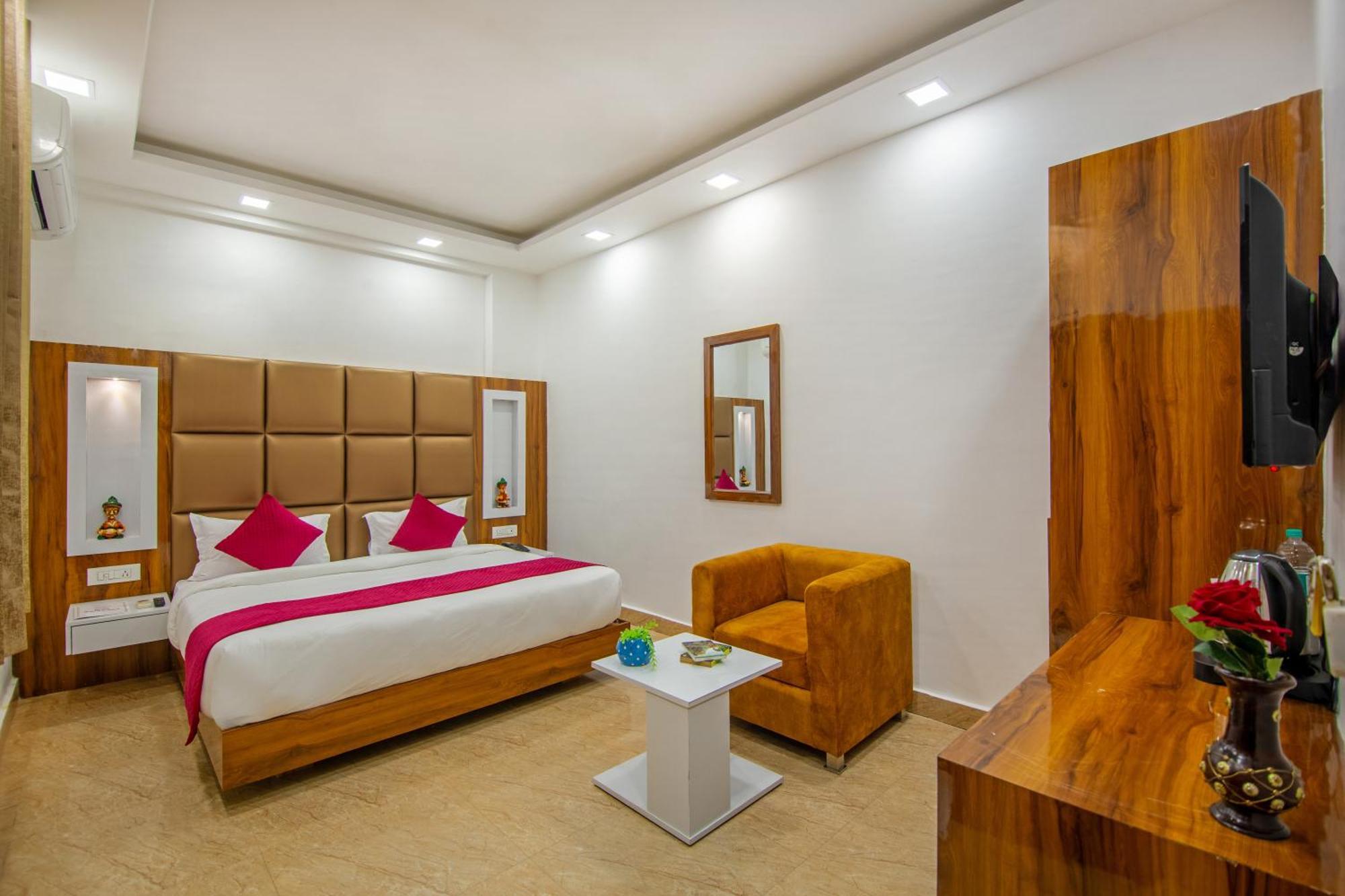 Rahul Palace By Golden Tree Near Metro Station And Ajmal Khan Market New Delhi Exterior photo