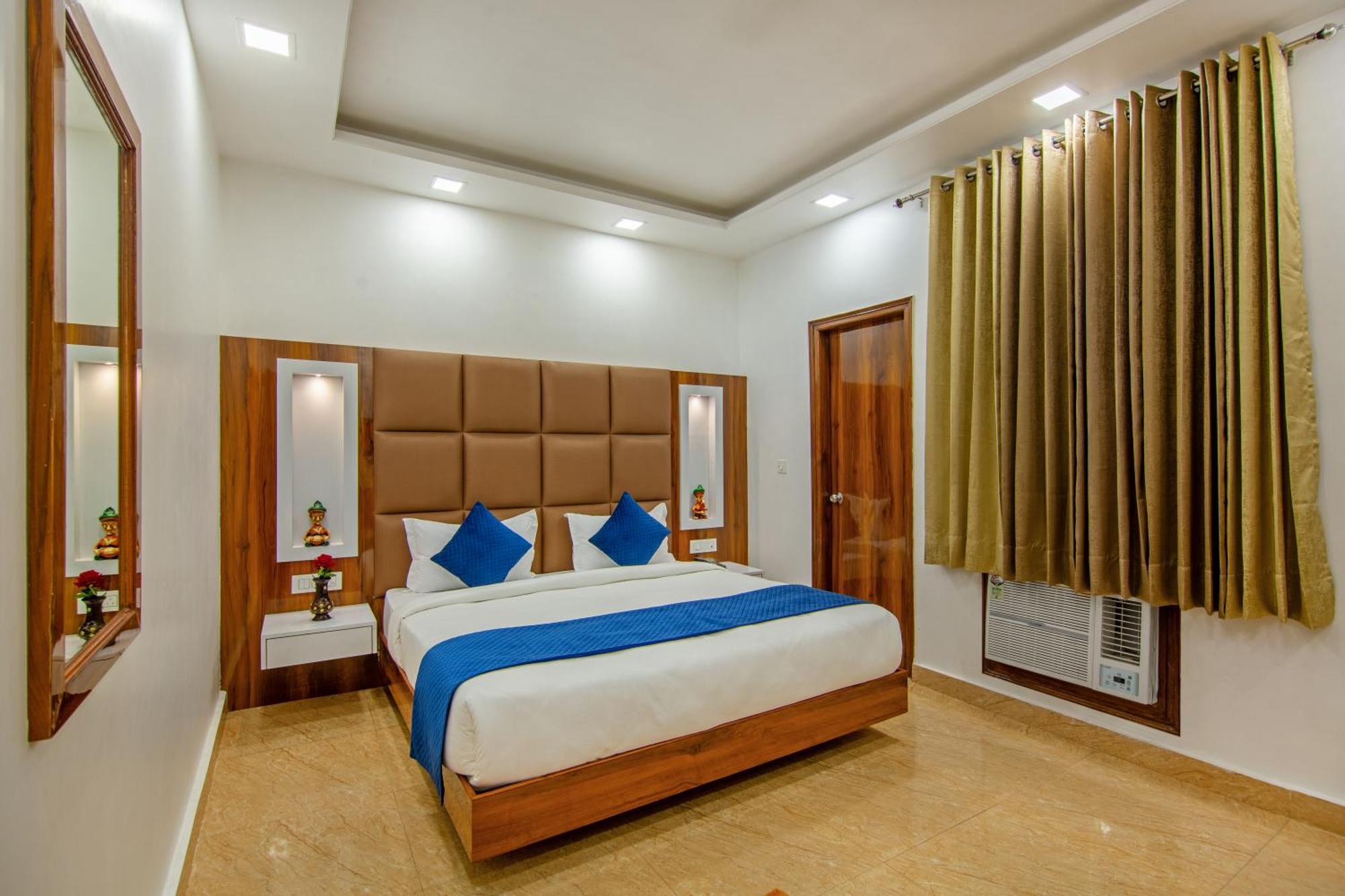 Rahul Palace By Golden Tree Near Metro Station And Ajmal Khan Market New Delhi Exterior photo