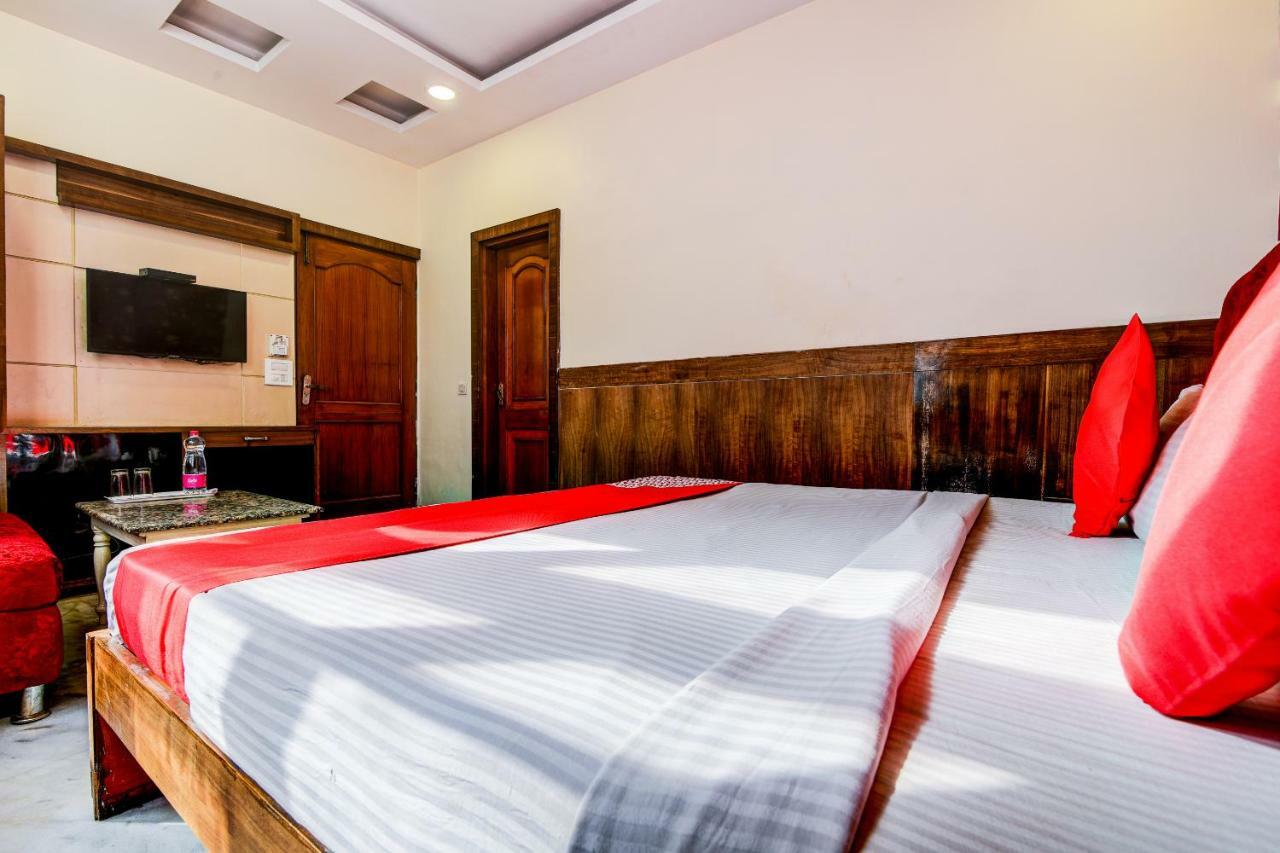 Rahul Palace By Golden Tree Near Metro Station And Ajmal Khan Market New Delhi Exterior photo