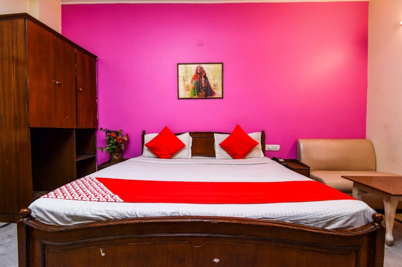 Rahul Palace By Golden Tree Near Metro Station And Ajmal Khan Market New Delhi Exterior photo