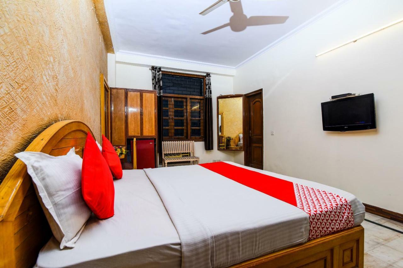 Rahul Palace By Golden Tree Near Metro Station And Ajmal Khan Market New Delhi Exterior photo